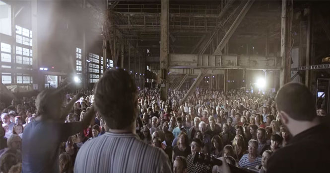 Bandet spiller klassikeren «Hallelujah», men når 1500 mennesker gjør dette? JEG ER MÅLLØS!